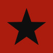 Estrella negra sobre samarreta vermella