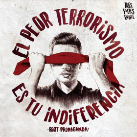 Samarreta blanca Tres Voltes Rebel Riot Terrorismo Indiferencia