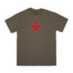 Estrella roja sobre camiseta oliva